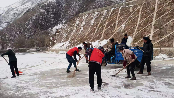 提升村容村貌 建设美丽乡村：开云网页版页面登录驻村帮扶工作队开展环境卫生整治及积雪清扫活动