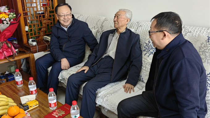 开云网页版页面登录走访慰问老专家