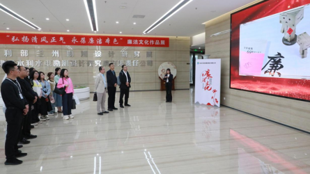 兰州大学管理学院师生参观开云网页版页面登录廉洁文化作品展