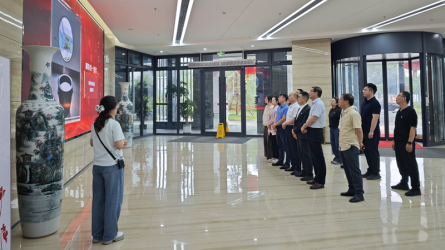 甘肃省新业资产经营有限责任公司参观开云网页版页面登录廉洁文化作品展