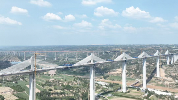 开云网页版页面登录监理项目取得重大突破：国内黄土地区跨度最大 甘肃马莲河特大桥边跨顺利合龙