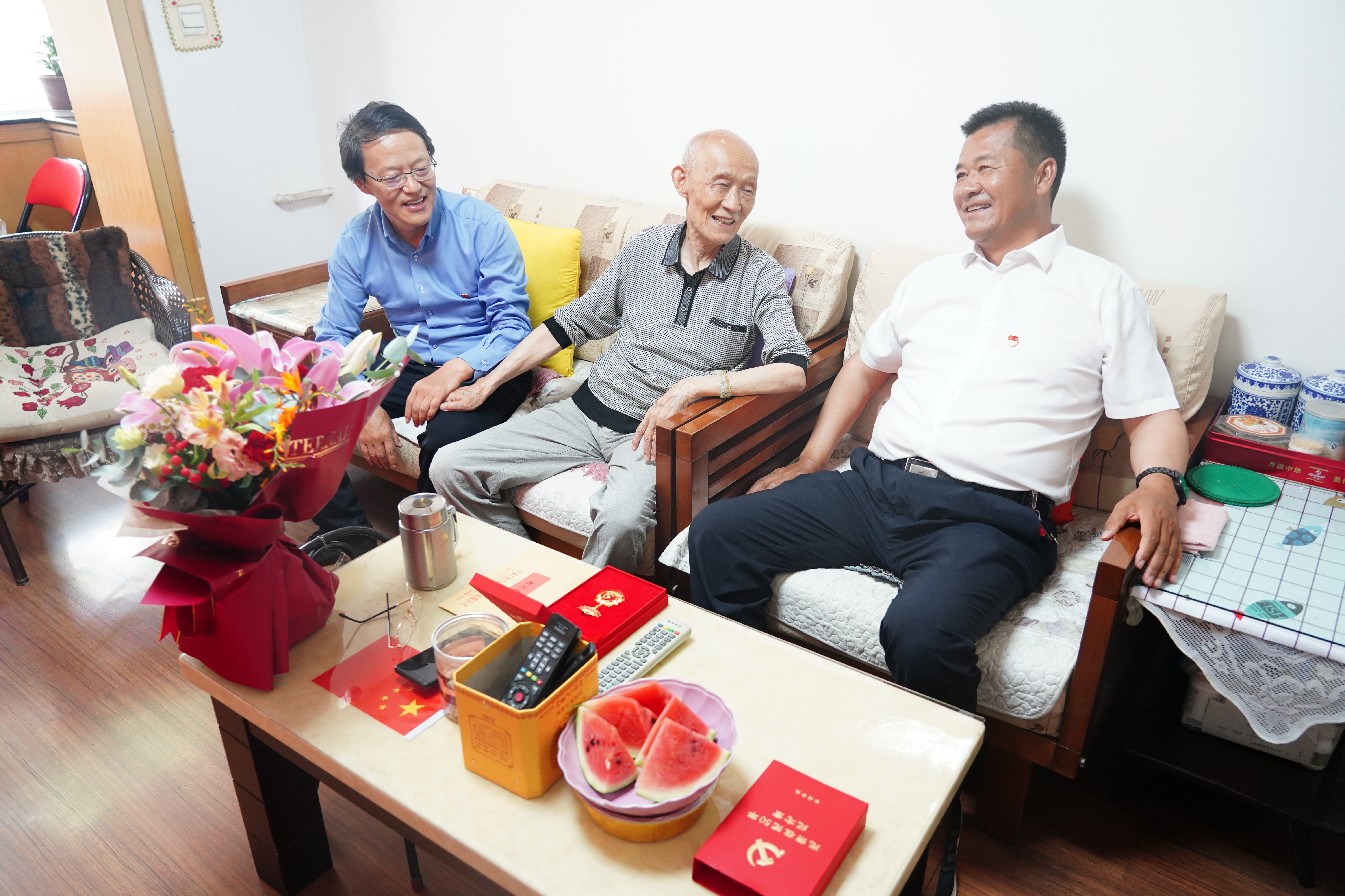 开云网页版页面登录开展“七一”走访慰问