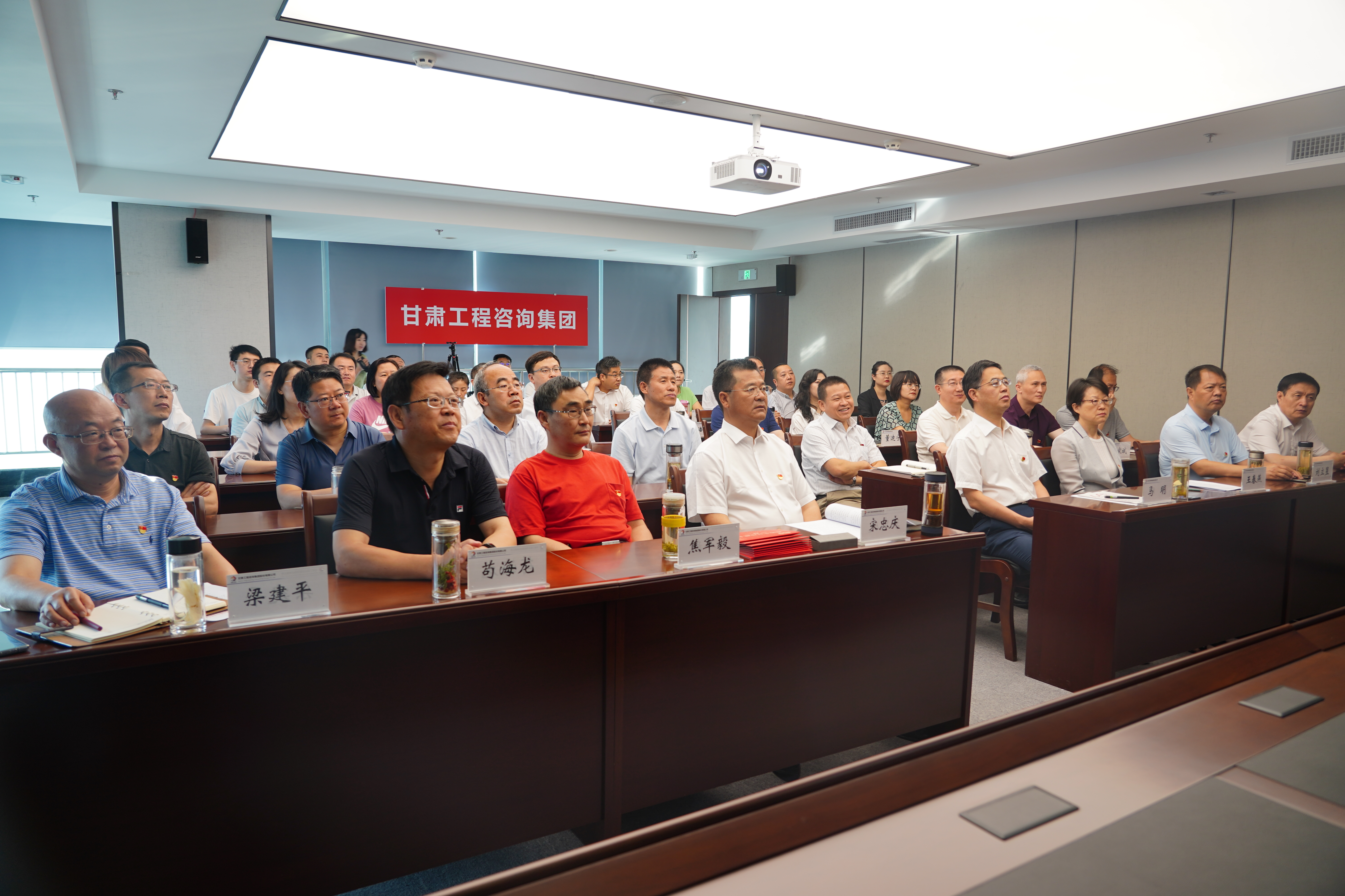 开云网页版页面登录干部职工收听收看庆祝中国共产党成立100周年大会直播盛况