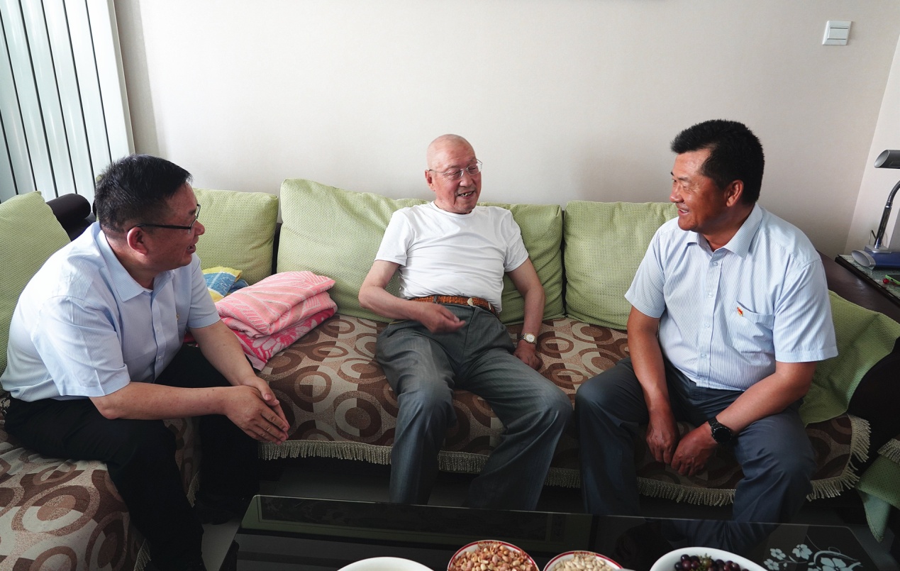 开云网页版页面登录党委开展“七一”走访慰问活动