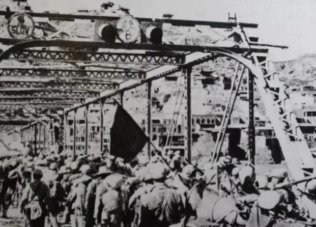 1629969366759055540.jpg 5兰州解放后 人民解放军通过铁桥.webp.jpg